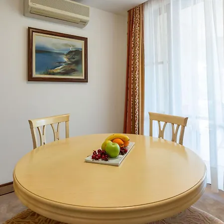Helena Vip And Sluneční pobřeží